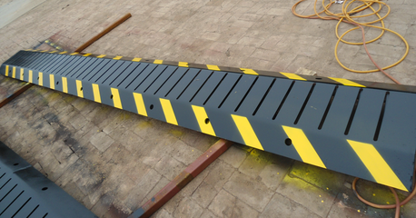 破胎器材質(zhì)是鋼板的 收費(fèi)站用破胎器攔車(chē)作用大 單位門(mén)前的阻車(chē)裝置是破胎器